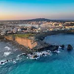 Avec Piscine, Entre Plage, Port Et Falaises アパート *
