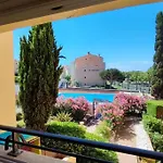 Avec Piscine, Entre Plage, Port Et Falaises アパート
