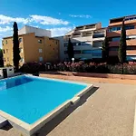 Avec Piscine, Entre Plage, Port Et Falaises アパート *