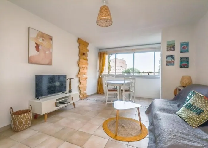 Avec Piscine, Entre Plage, Port Et Falaises Appartement Agde