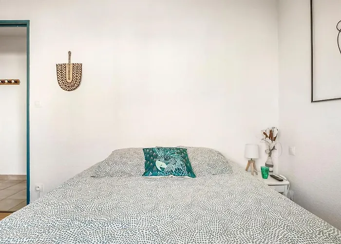 Avec Piscine, Entre Plage, Port Et Falaises Appartement *
